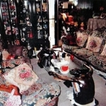 角田美代子元被告らが住んでいたマンションの部屋。ガラスのショーケースの中には洋酒の瓶が並ぶ＝尼崎市