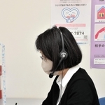 被害者からの電話に応じる相談員＝神戸市中央区