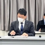 新幹線の安全性向上の取り組みについて説明するＪＲ西日本の込山哲也部長（左）ら＝１２日午後、大阪市内