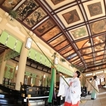 天井画が並ぶ拝殿で行われた恒例のすす払い＝１３日午前、神戸市中央区多聞通３（撮影・小林良多）