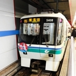 細長いプレートが敷かれた軌道を走る神戸市営地下鉄海岸線の車両＝神戸市兵庫区浜中町１、市営地下鉄海岸線御崎公園駅