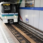 細長いプレートが敷かれた軌道を走る神戸市営地下鉄海岸線の車両＝神戸市兵庫区浜中町１、市営地下鉄海岸線御崎公園駅