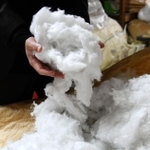 布団から取り出された綿＝兵庫県多可町中区糀屋
