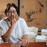 高松由美子さんは民事訴訟の際に苦労して集めた事件記録の一部を手元に置いている＝兵庫県稲美町（撮影・小林良多）