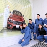 自動車の塗装に用いるエアブラシを使って巨大アートを完成させた金属塗装コースの学生ら＝姫路市市之郷