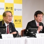 記者会見に臨む家次恒・中谷医工計測技術振興財団代表理事（左）と久元喜造・神戸市長＝１４日午後、神戸市中央区港島中町６、神戸ポートピアホテル（撮影・坂井萌香）