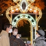 来場者に阪神・淡路大震災の経験を聞く「１・１７希望の架け橋」の藤原祐弥さん（左）ら＝１０日夜、神戸市中央区加納町６（撮影・秋山亮太）