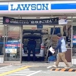 コンビニ店に正面から突っ込んだ乗用車＝１１月２６日、神戸市西区福吉台１