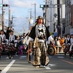 赤穂義士祭で大石内蔵助役の俳優中村雅俊さんを中心にゆっくりと歩を進める義士行列＝１４日午後、赤穂市内（撮影・大山伸一郎）