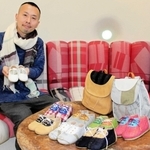 兵庫産の皮革と播州織を組み合わせて作られた乳幼児用の靴とリュック＝東京都町田市大蔵町