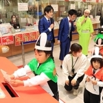 年賀状を投かんする熊内幼稚園の園児ら＝１５日午前、神戸市中央区栄町通６、神戸中央郵便局（撮影・吉田敦史）