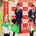 年賀状の引き受け開始をＰＲする（奥左から）桂きん太郎さんとスマイルの瀬戸洋祐さん、ウーイェイよしたかさん＝１５日午前、神戸市中央区栄町通６、神戸中央郵便局（撮影・吉田敦史）
