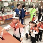 年賀状を投かんする熊内幼稚園の園児ら＝１５日午前、神戸市中央区栄町通６、神戸中央郵便局（撮影・吉田敦史）