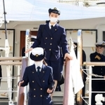 ３月に三つ目の乗船実習を終え、練習帆船「海王丸」から下船する桜井奈津子さん＝神戸市中央区波止場町