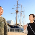 帆船「みらいへ」の小原朋尚船長（左）に感謝の気持ちを伝える桜井奈津子さん＝神戸市中央区波止場町