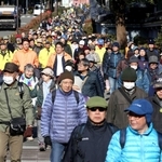 避難路などを確認しながら街を歩くメモリアルウォークの参加者ら＝２０１９年１月１７日、神戸市中央区多聞通３