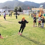 豊かな自然に囲まれた環境で遊ぶ認定こども園あおがきの園児＝丹波市青垣町沢野