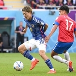 カタールＷ杯のコスタリカ戦でプレーする堂安律＝１１月２７日、アハマド・ビン・アリ・スタジアム