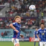 カタールＷ杯のスペイン戦で攻め込む堂安律＝２日、ハリファ国際スタジアム