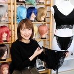 「男女兼用」の下着の開発に携わった安木早苗さん＝明石市相生町２