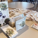 中間報告の会場には参加企業の商品紹介もあった＝アンカー神戸