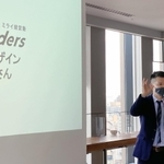 参加企業の中間報告についてアドバイスするメンターの岩野翼さん＝アンカー神戸