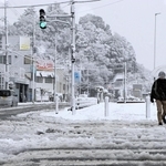 今季初積雪となった朝、駅前は一面白く染まった＝１８日午前、ＪＲ豊岡駅前（撮影・丸山桃奈）
