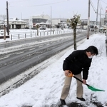歩道の雪かきを行う住民＝１８日午前、豊岡市大手町（撮影・丸山桃奈）