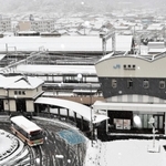 一面が白く染まったＪＲ豊岡駅前の市街地＝１８日午前、豊岡市大手町（撮影・丸山桃奈）
