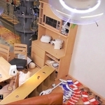 大地震に伴い、居住空間で本や家具が散乱する映像（防災科学技術研究所提供）