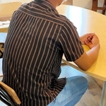 働いていた実習先から失踪し、神戸の外国人向けシェルターに身を寄せたモハマッドさん（仮名）＝神戸市長田区神楽町３