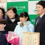 金メダルを手に、斎藤元彦知事（右端）や後輩スケーターらと記念写真に納まる三原舞依選手（右から２人目）＝尼崎市扇町