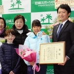 金メダルを手に、斎藤元彦知事（右端）や後輩スケーターらと記念写真に納まる三原舞依選手（右から２人目）＝尼崎市扇町