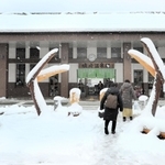 兵庫県北部では断続的に雪が降り続いた＝１９日午前、ＪＲ城崎温泉駅（撮影・岡本好太郎）
