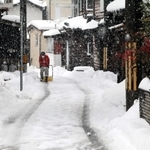 兵庫県香美町の沿岸部では路地にも雪が積もった＝１９日午後、同町香住区一日市（撮影・長谷部崇）
