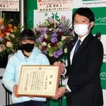 斎藤元彦知事（右）から感謝状を受け取る三原舞依選手＝兵庫県尼崎市、尼崎スポーツの森