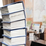 斎藤元彦知事がタブレット端末を取り入れ、削減されたコピー用紙の量。１カ月でパイプ式ファイル６冊分に及んだ＝兵庫県庁