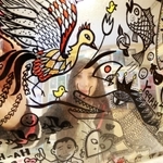 アクリル板に絵を描く橋本薫さん。「コロナ禍の負の遺産の活用はＳＤＧｓにもつながる」＝神戸市中央区小野柄通８