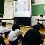 浅井鈴子さん（右）から話を聞く５年生＝西灘小学校（撮影・中西幸大）