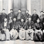 加島銀行の行員の集合写真。１９００（明治３３）年の１月１日に撮影された＝神戸市灘区六甲台町