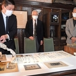 広岡家文書の一部を解説する神戸大経済経営研究所の高槻泰郎准教授（左）＝神戸市灘区六甲台町、神戸大兼松記念館