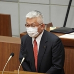 明石市議への暴言などについて明石市議会で謝罪し、市長退任の意向を表明した明石市の泉房穂市長＝１０月１２日、明石市中崎１