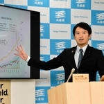 新型コロナウイルス感染症対策本部会議後の会見で、医療体制の強化などについて説明する兵庫県の斎藤元彦知事＝２１日午後、神戸市中央区下山手通５、兵庫県庁
