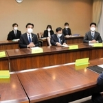 「災害援護資金」について、返済額への財政支援を斎藤元彦知事（右端）に要望する尼崎、西宮、芦屋、淡路市長＝２２日午後、兵庫県庁
