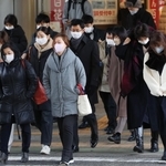 冷たい風に身を縮める人たち＝２３日午前、神戸市中央区三宮町１