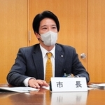 定例会見で明石市の泉市政について言及した岡田康裕市長＝加古川市役所