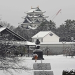 雪化粧した名古屋城天守閣＝２４日午前、名古屋市