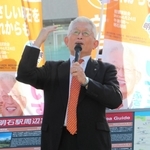来春の市議選で擁立する立候補予定者を発表した後、駅前で演説する泉房穂市長＝明石市大明石町１