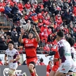 今季初のホーム戦で躍動する神戸の選手ら＝２４日午後、神戸市須磨区、ユニバー記念競技場