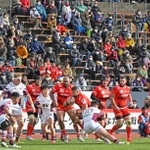 今季初のホーム戦で躍動する神戸の選手ら＝２４日午後、神戸市須磨区、ユニバー記念競技場